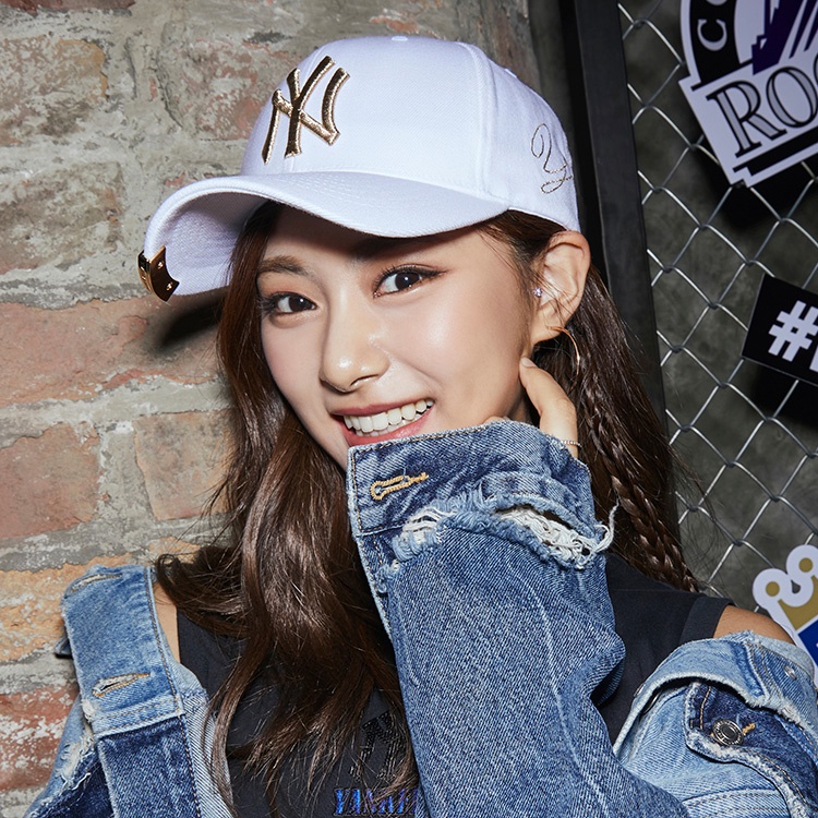 Topi MLB Korea Baseball NY New York Yankees Putih Emas White Gold Metal Badge Plat IMPORT