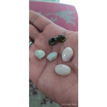 Sepasang batu akik, permata dan m*stika ikan temuan