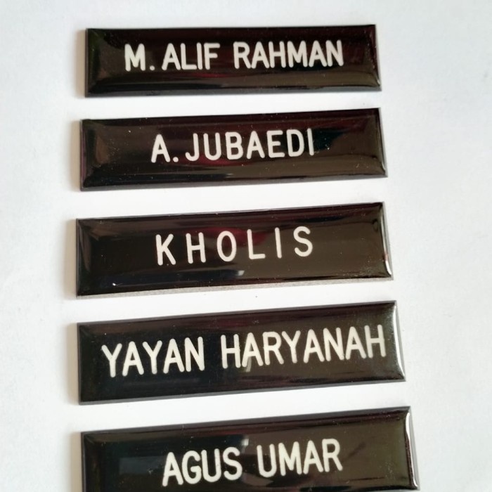 

TERJAMIN name tag hitam putih magnet Code 3660