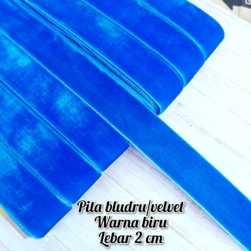 

per rol 10 meter,pita bludru/velvet warna biru lebar 2 cm