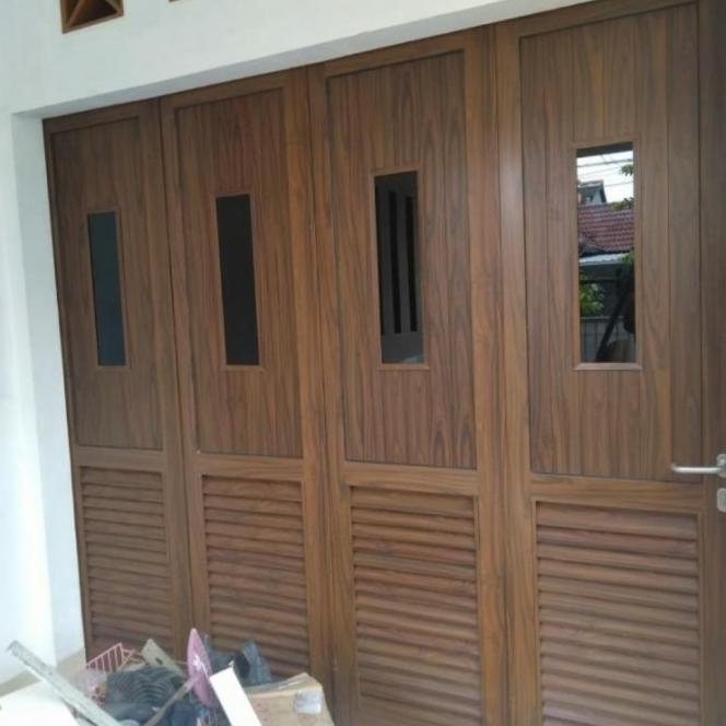 Pintu Garasi Motif Urat Kayu Bahan Aluminium