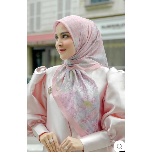 The Parisian series buttonscarves Aimer