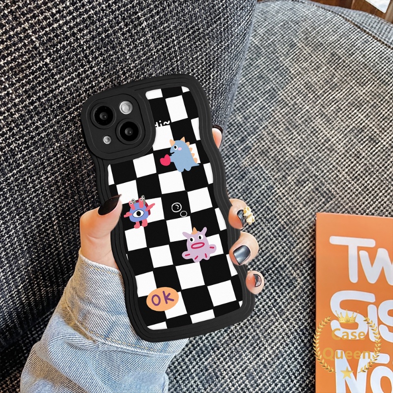 IPHONE Casing Monster Kecil Kartun Yang Indah Kompatibel Untuk Iphone6 6s 7 8 Plus XR 14Plus 12 11 14 13 Pro Max X XS Max SE 2020papan Catur Diamond Grid Wavy Edge Soft TPU Cover