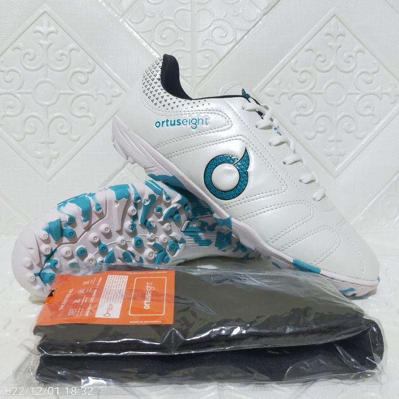 Sepatu Futsal Mini Soccer Pria Wana putih/Sepatu Futsal Sol Gerigi Sudah Dijahit Kekinian Ukuran 38 