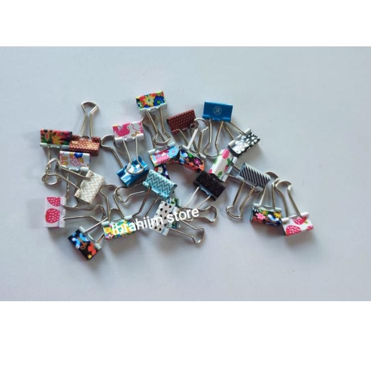 

⇀ (1 PAK ISI 60 PCS) BINDER CLIP KECIL MOTIF NO. 105 & 107 15 MM MURAH / BINDER CLIP KECIL WARNA WARNI MURAH / KLIP PENJEPIT KERTAS KECIL ミ