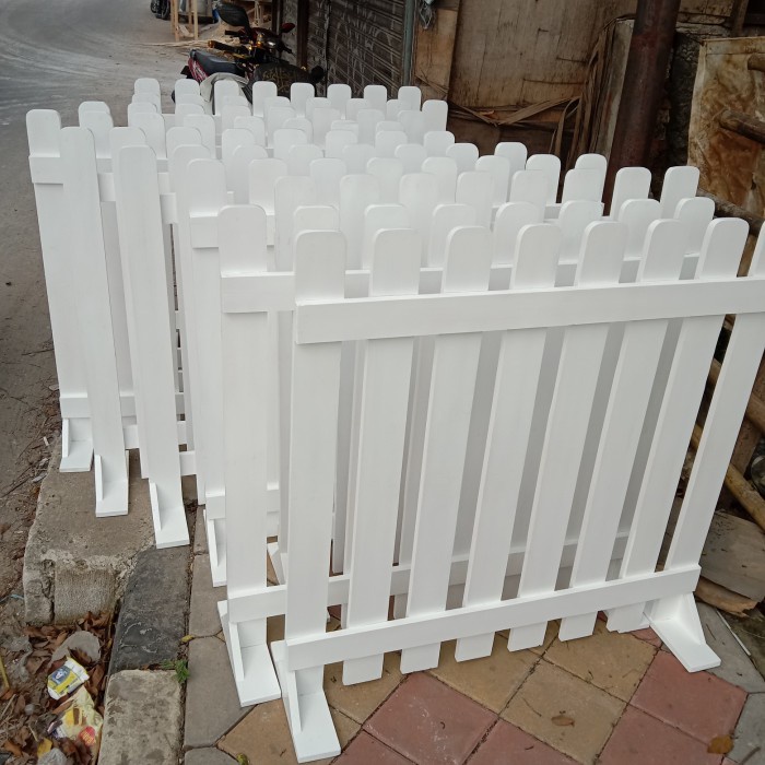 PAGAR SEKAT RUANGAN HALAMAN BAHAN KAYU JATI BELANDA