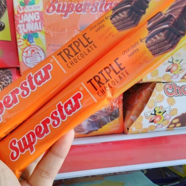 

➤ SUPERSTAR WAFER TRIPLE CHOCOLATE SNACK MAKANAN RINGAN BISKUIT KRIM COKLAT (1 BOX ISI 12 PCS) ノ