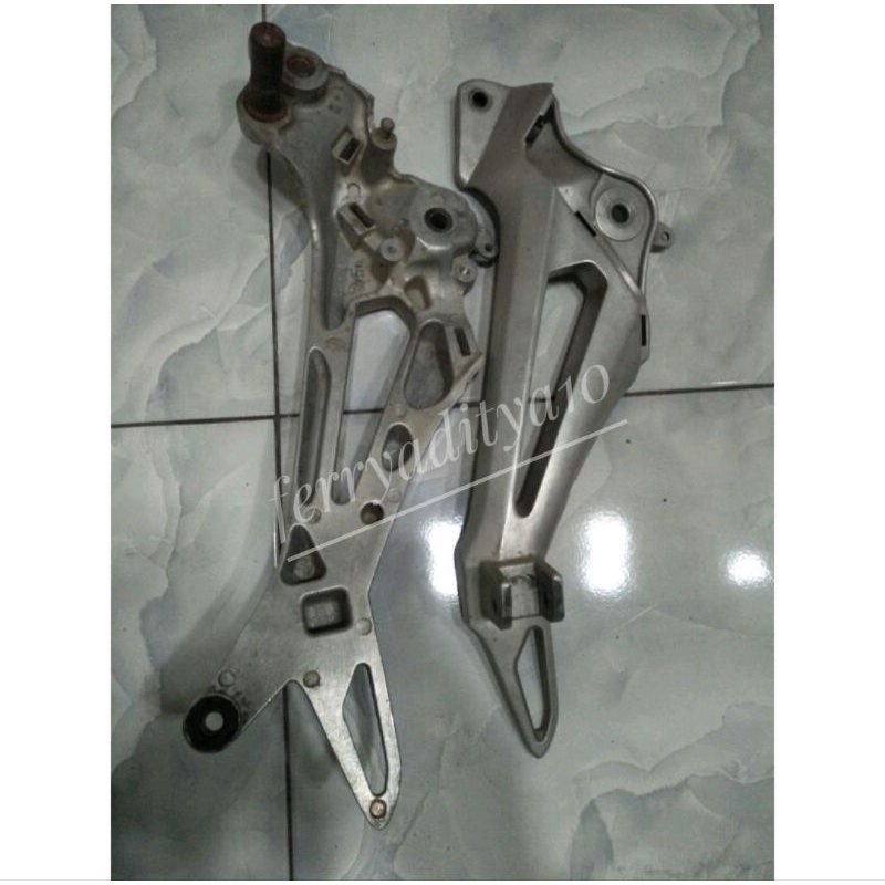 footstep/dudukan step belakang supra x 125 double disc original