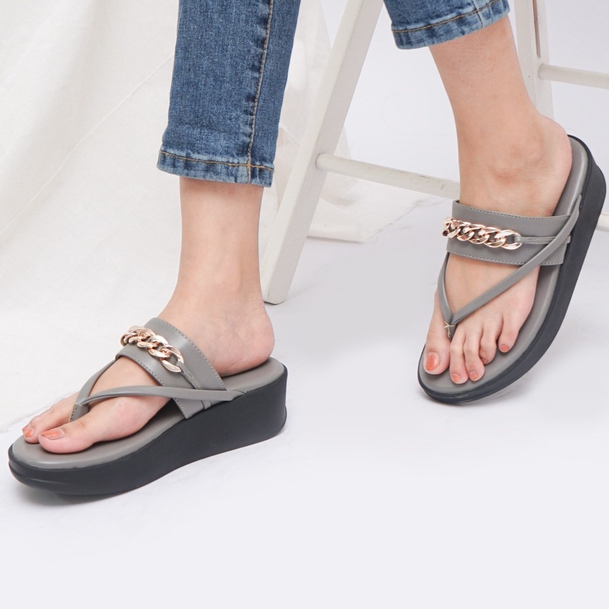 SARASARA YUK - MIRZA Sandal Wanita Jepit Casual Size 36 - 40 Model Chain Sendal Japit Cewek Bahan Kulit untuk Jalan Pergi Santai Slop Warna Grey Abu Capit Rumah Tidak Licin Premium Original Sara Sara Kekinian Terbaru Shoes ORI Mall Official Store