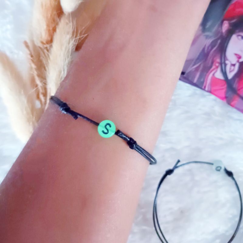 GELANG INISIAL GLOW IN THE DARK HURUF - BEPINK JURAGAN