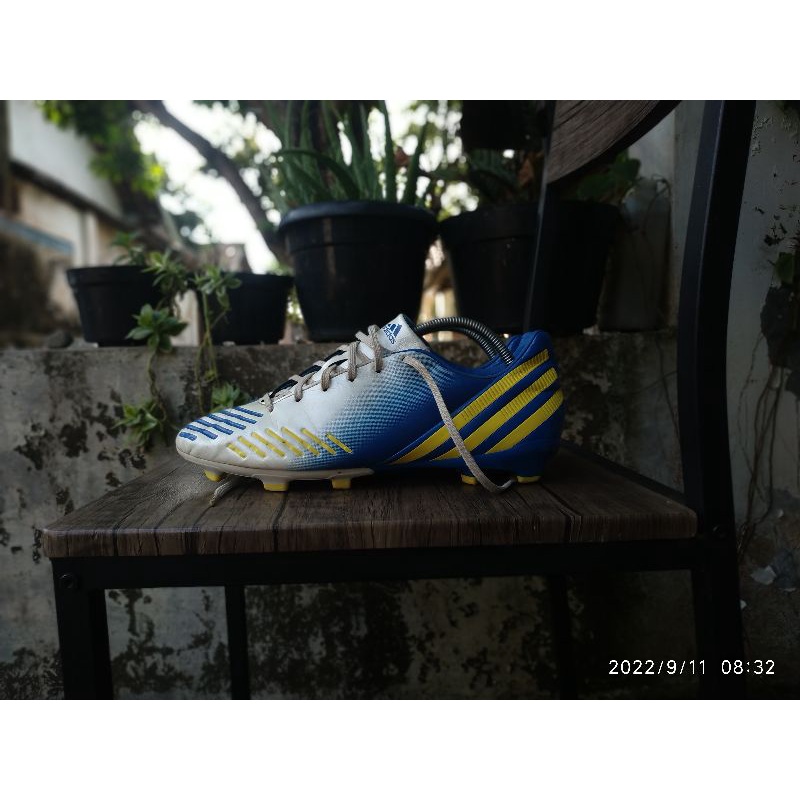 Sepatu bola hotsell adidas predator absolado