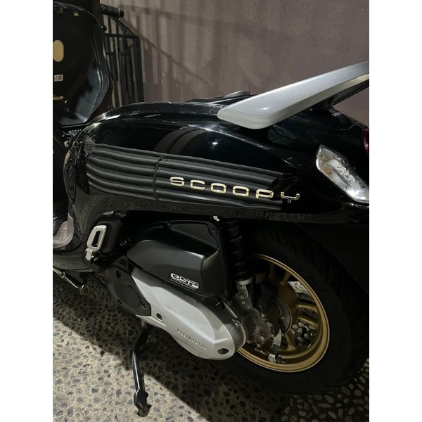 logo emblem scoopy 2021(warna gold) hrga 2pcs kiri dan kanan