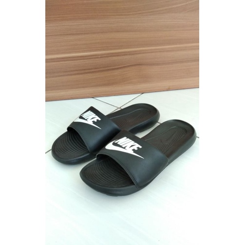 Sandal Slop in Pria Nike Victory One BNWB