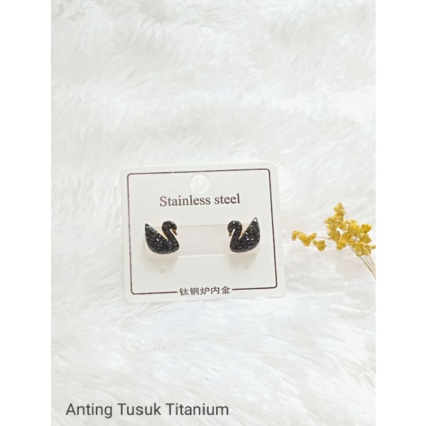 TAMK014. Anting tusuk Angsa Titanium dewasa lapis emas dgn mata zircon