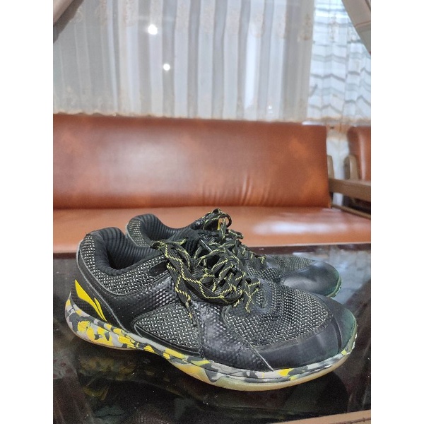 sepatu original lining bekas no 44. 28 cm