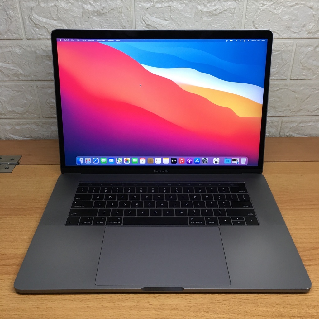 MacBook Pro 2017 15 Inch Retina Core i7 RAM 16GB SSD 512GB Touch Bar
