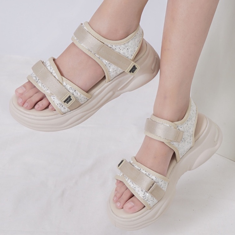 SARASARA YUK - Dunkenstock AGITHA Sepatu Sandal Wanita Size 36 - 40 Sendal Beleza Wedges Model dua Tali Strap Belakang Hak Tinggi Sole 5cm Sandal Gunung Velcro 37 38 39 Warna Putih Belleza Kekinian Premium Terbaru Shoes Ori Original Mall Official Store