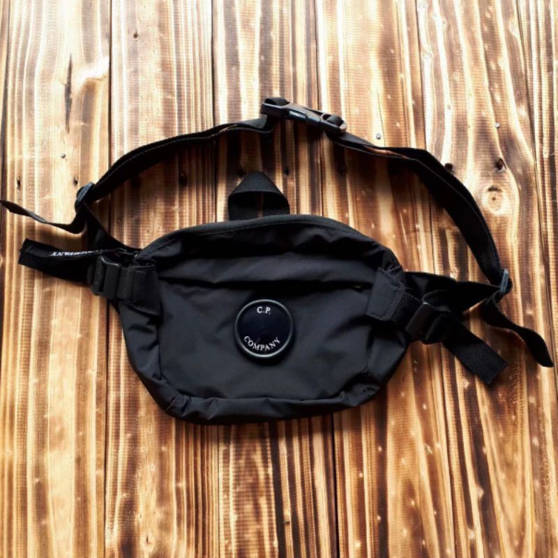 HP-BODY BAG LENS CP COMPANY (HITAM)
