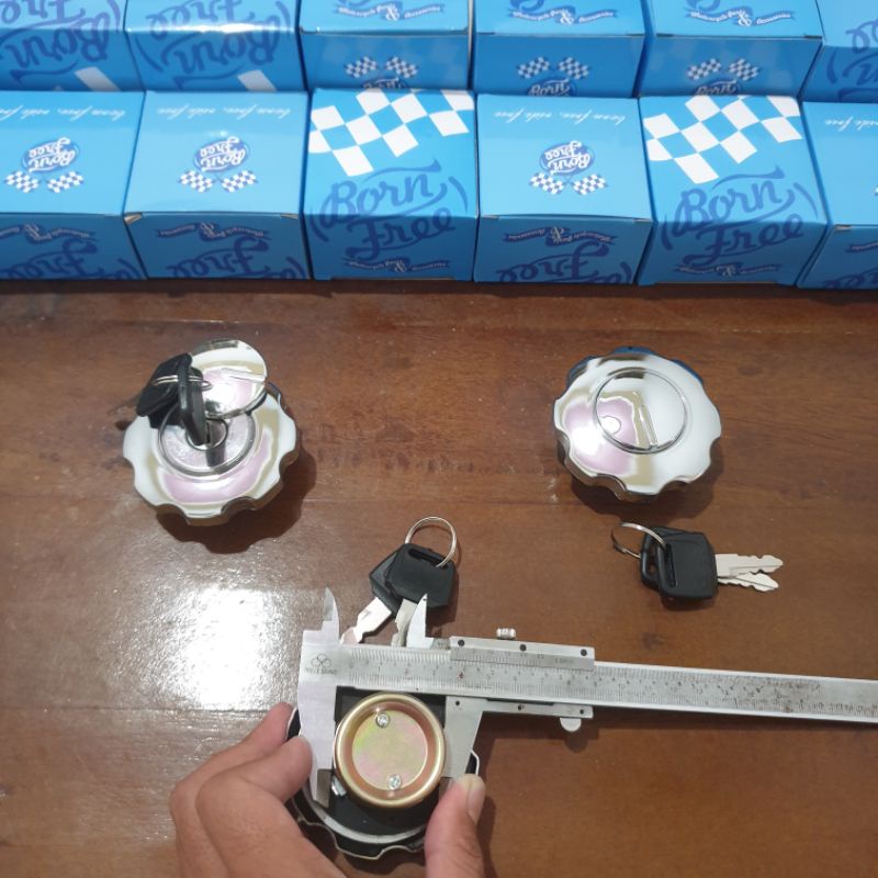 Tutup Tangki CB Tutup Tangki CB 100 CB 125 Crome Set Kunci