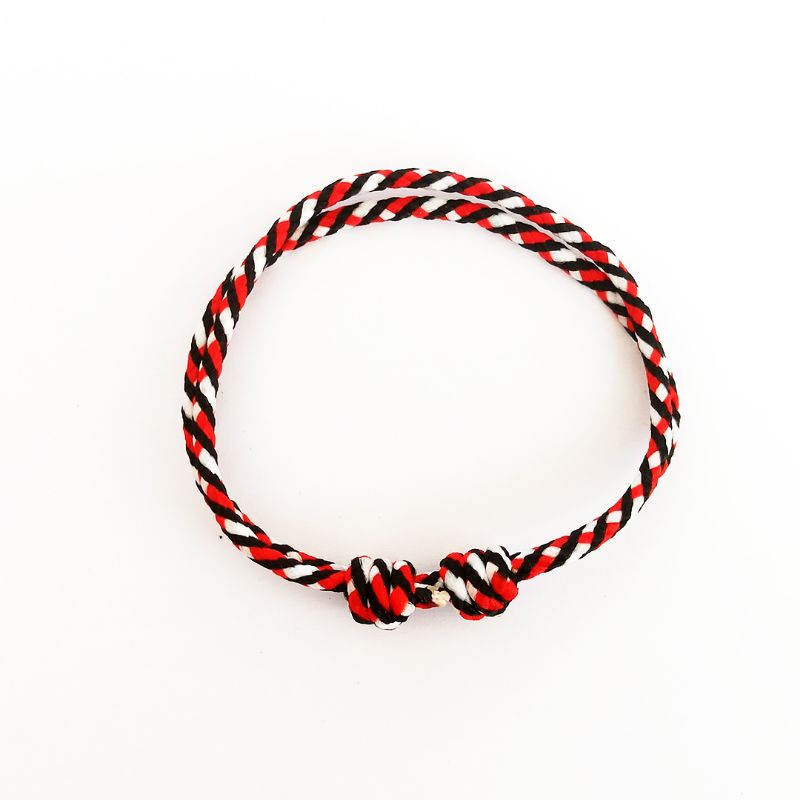Gelang tiga warna Gelang telon 
Gelang putih hitam merah
Gelang tridatu