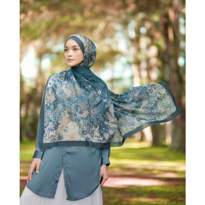 Diskon !! Hijab Segiempat Voal Motif Flower Vase Biru | Jilbab Voal | Kerudung Segiempat Voal