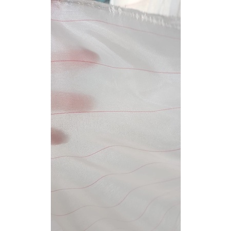 Z05 OBRAL KAIN POLYESTER MOTIF GARIS PINK WARNA PUTIH TULANG sedikit LEMAS JATUH L138CM / KAIN FURIN