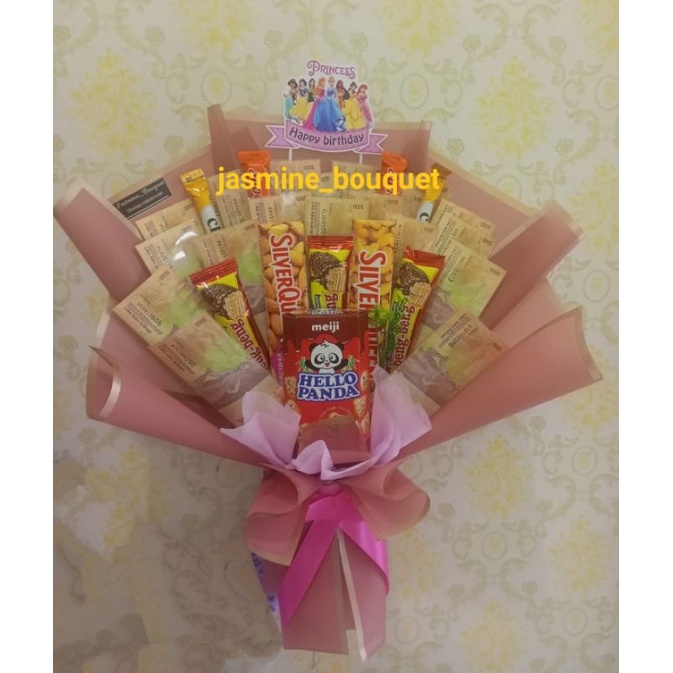 

aneka buket / buat sesuai pesanan / buket uang / buket makanan/ makanan dan uang sesuai request