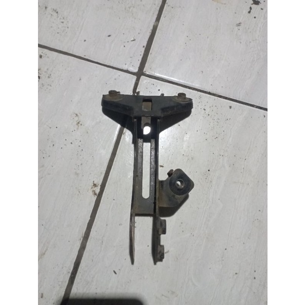 breket dudukan tameng depan beat karbu original