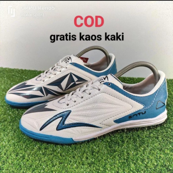 sepatu futsal specs accelerator satu pro in free kaos kaki