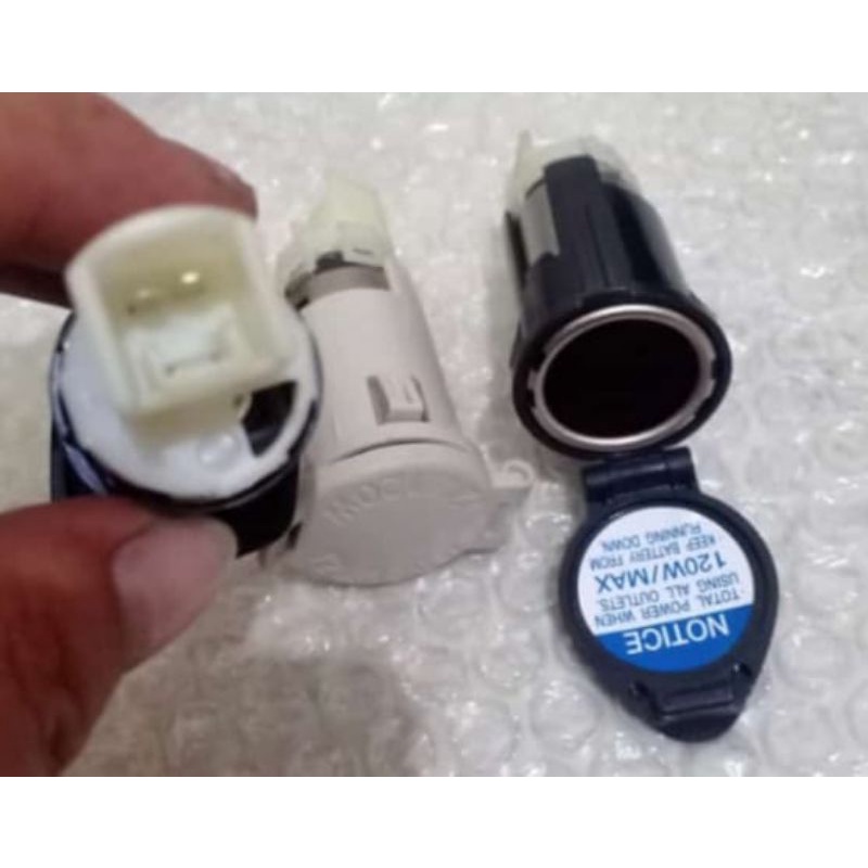 power Outlet  12 V /socket lighter charger mobil Innova -fortuner  original original
