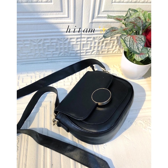 CAMELIA LEATHER / TAS SLEMPANG