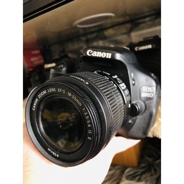 kamera canon dslr 600d lensa 18-55 is  ( lcd vignet dikit/tipis )