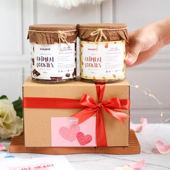 

MURAH Valentine Hampers / Hampers Valentine / Kado Valentine / Valentine's Gift - Oatmeal Cookies 2 Jar + FREE Greeting Card + Pita
