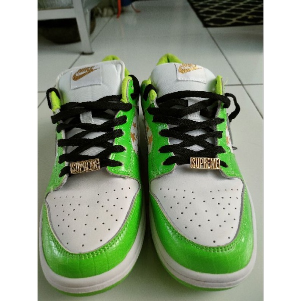 sb dunk low x supreme