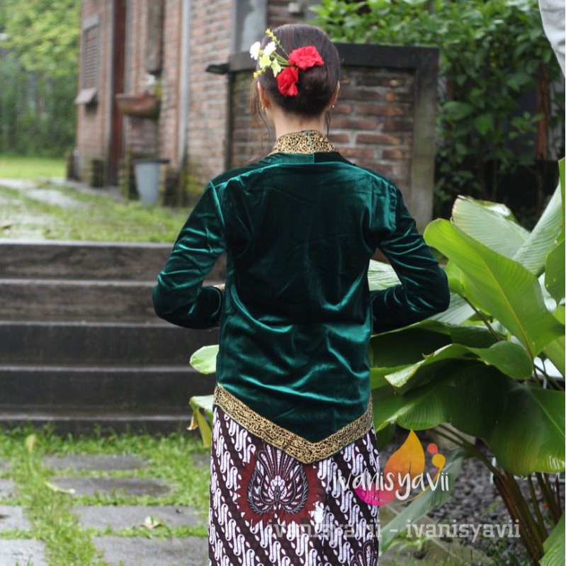Kebaya Bludru Kutubaru Bordir Cantik | Model Amora - Warna Hijau Botol
