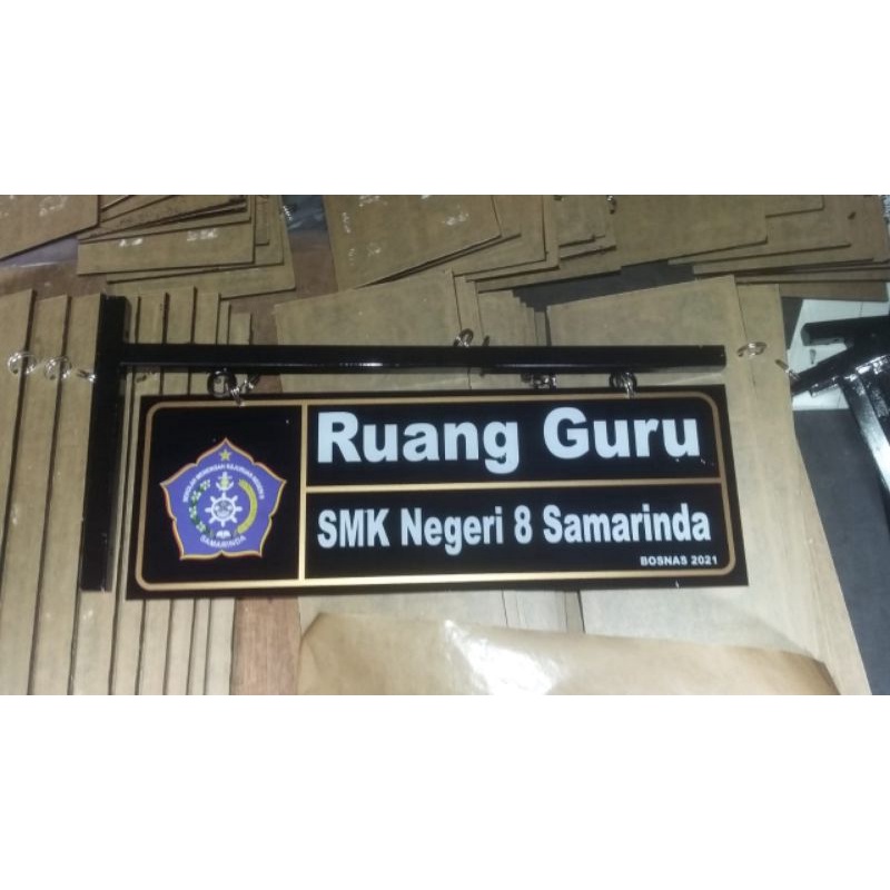 

gantungan ruang kelas akrilik. gantungan besi. gantungan kelas