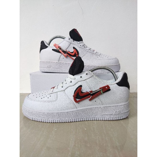 AIR FORCE 1 LOW CARABINER SWOOSH RED