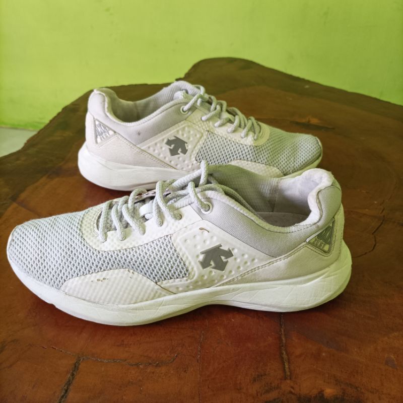 sepatu second putih descente