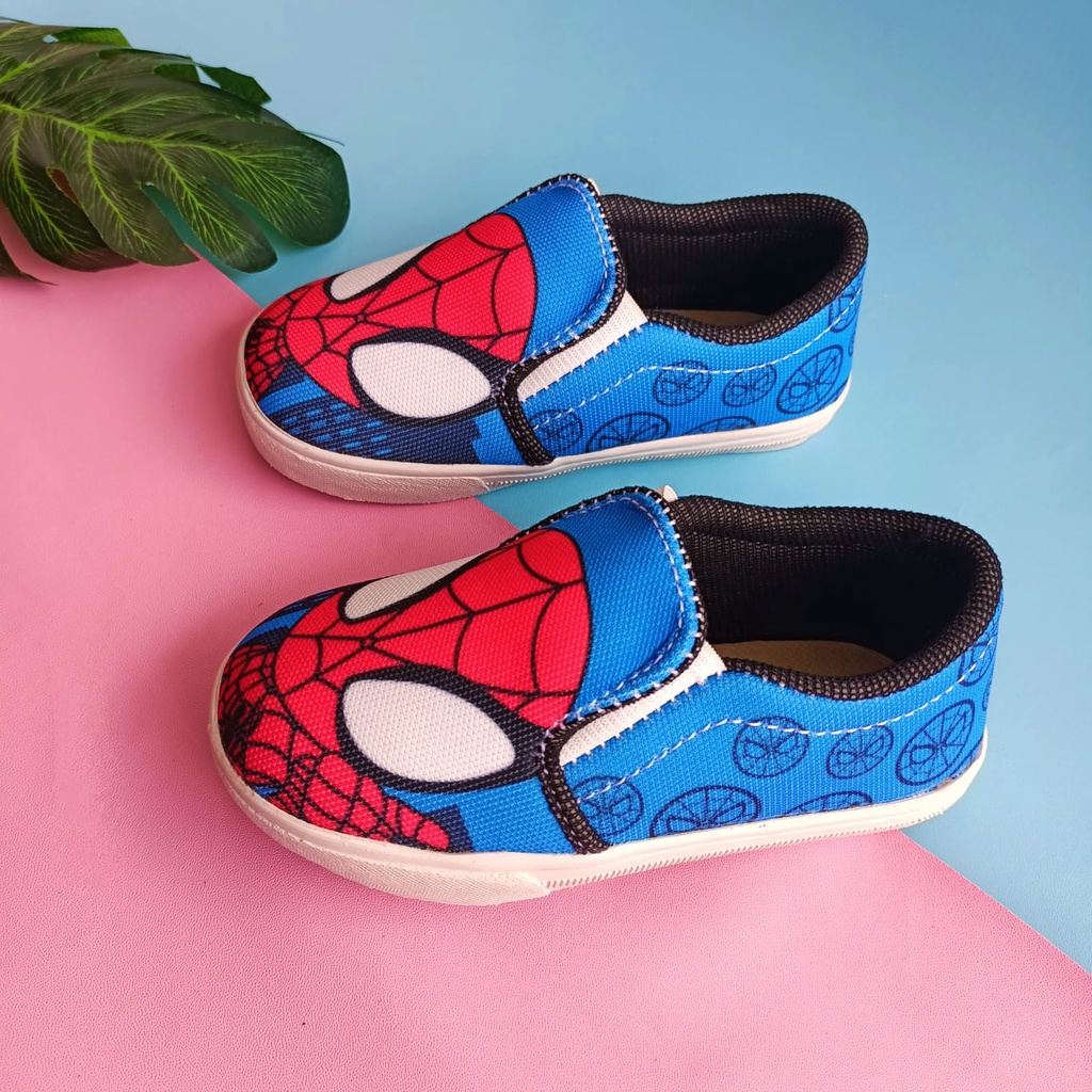 Sepatu slip on anak motif spiderman biru