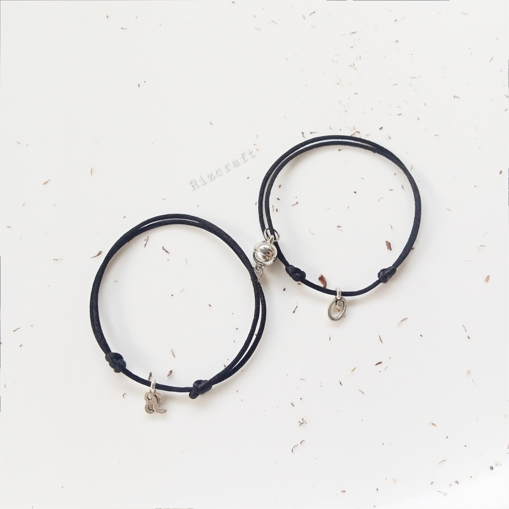 (A,R KOSONG)Gelang Inisial Huruf Latin Silver Ada Magnet BESAR  Tali Satin 1mm Bisa Couple