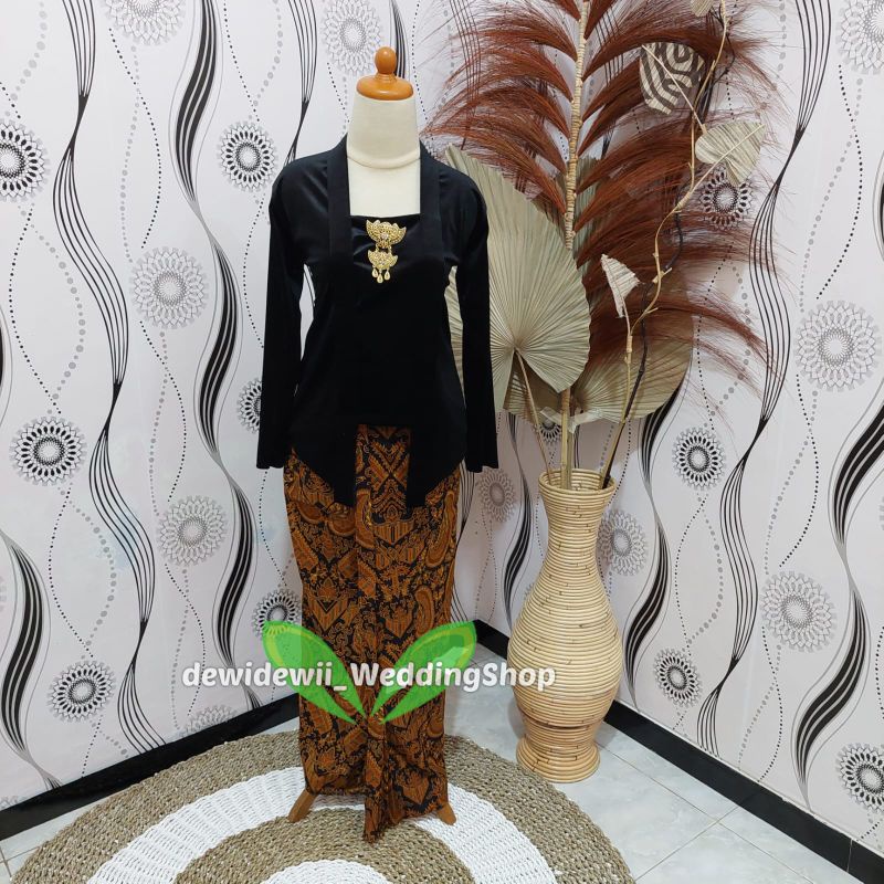 [Setelan] Kebaya + Jarik Instan | Model Patung01 / Nuansa Hitam