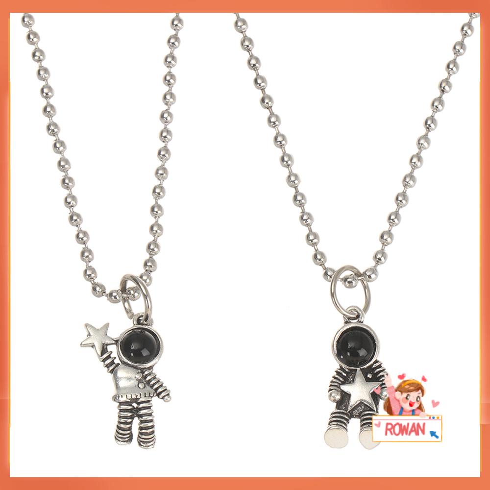 R-flower 1/2pcs Kalung Astronot Hip-hop Gaya Punk Rantai Hadiah Hari Valentine Pasangan BFF Hadiah Astronot Luar Angkasa