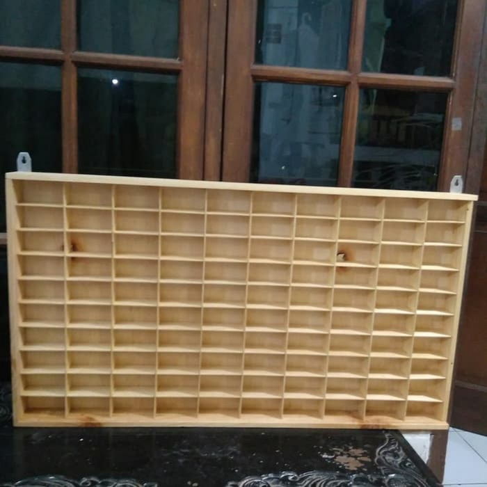 Rak Hotwheels kayu 100 slot tutup Acrylic