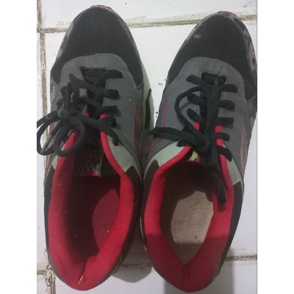 Sepatu Locus ukuran 42