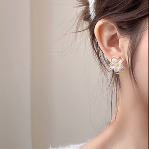 Anting Tusuk Motif Bunga Kecil Simple Trendy Untuk Wanita