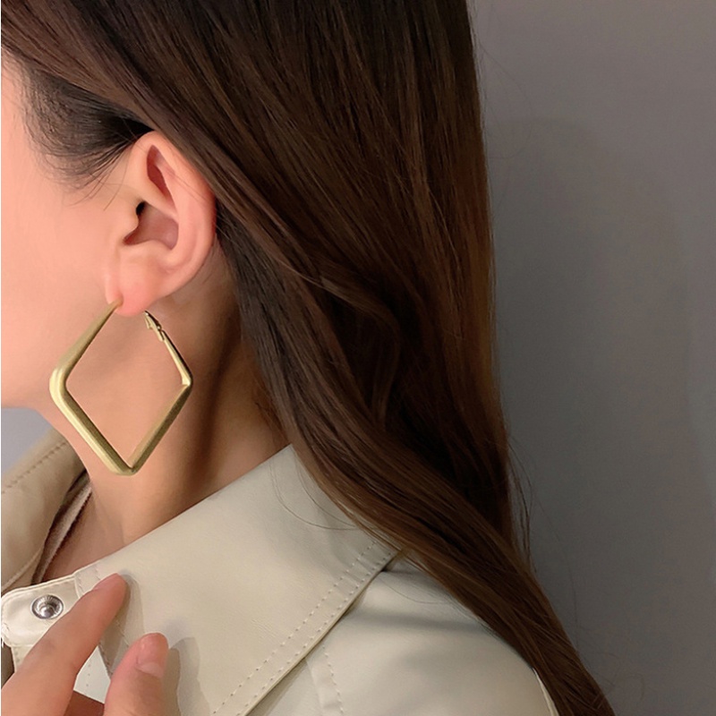 Anting Kepribadian High-end Desain Niche Baru Fashion Korea