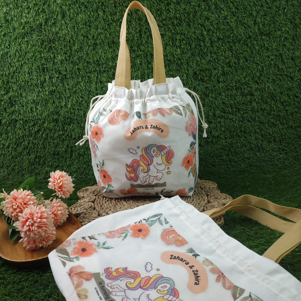 DETAIL: MODEL           :TOTEBAG SERUT BAHAN           :BLACU (HANYA 1 WARNA : PUTIH TULANG) UKURAN           :P35XT29 LEBAR DALAM 10 -TOLERANSI UKURAN +/-1 CM- BISA MUAT SNACK KURANG LEBIH 5 BUNGKUS SEDANG CETAK           :FULLCOLOR UKURAN KERTAS