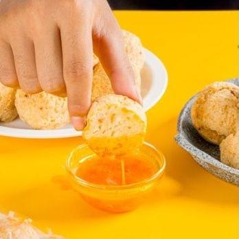 

(T-R4R)(») 100% HALAL Bakso Goreng Ayam Udang Frozen - Trino Kitchen (Termasuk Saus Sambal) langsung kirim
