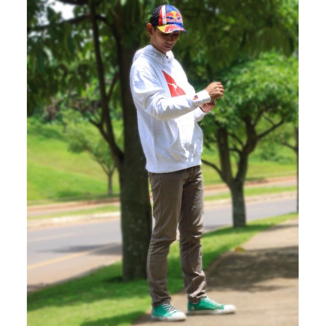 HOODIE UNIQLO QANTAS/HOODIE BRAND UNIQLO/UNIQLO QANTAS HOODIE COWO BROKEN WHITE