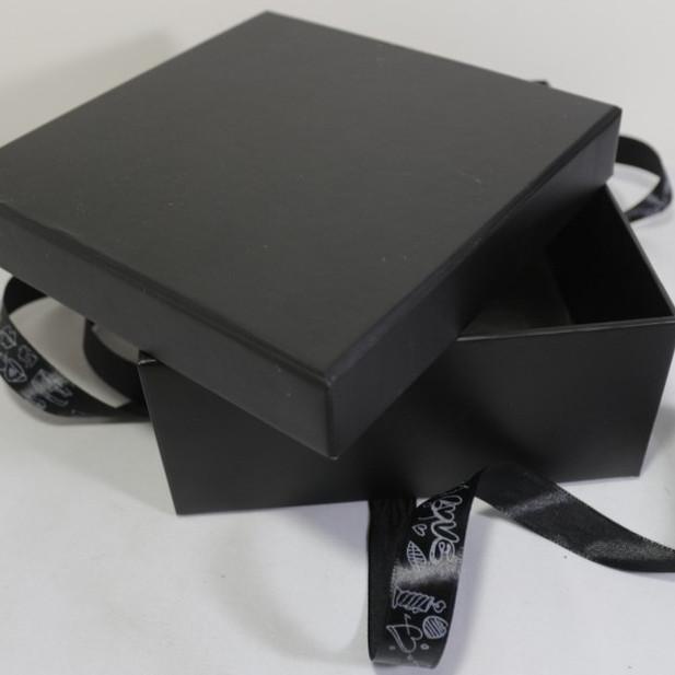 

New Hardbox Pita full warna bahan kokoh & keras untuk hampers / kotak kado, warna hitam dan merah cocok untuk kotak hadiah valentine atau hampers lebaran idul fitri
